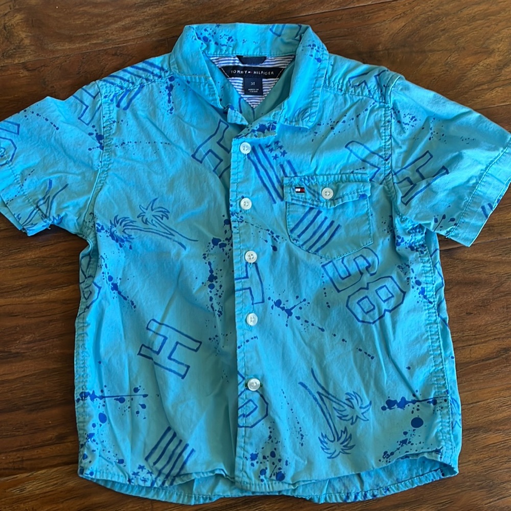 Boys Tommy Hilfiger. Button-down short sleeve. Blue. Size 3T.